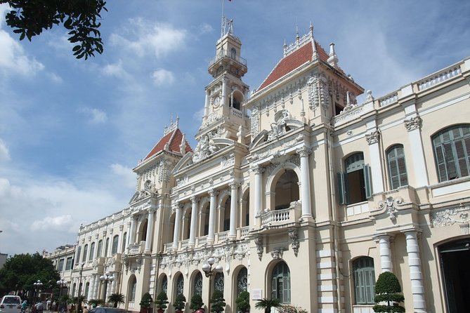 1-Day Ho Chi Minh City & Cu Chi Tunnels-Deluxe Group Of 10 Max - Entering the Cu Chi Tunnels at Ben Duoc