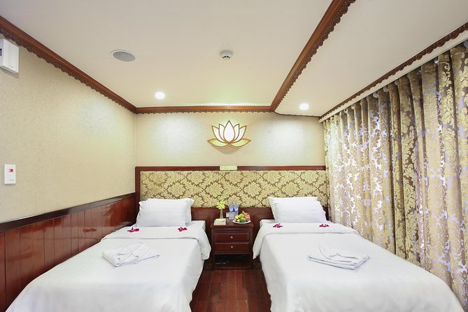 2-Day Oriental Sails Junk Cruise of Halong Bay - Day one: lunch among the limestone islands