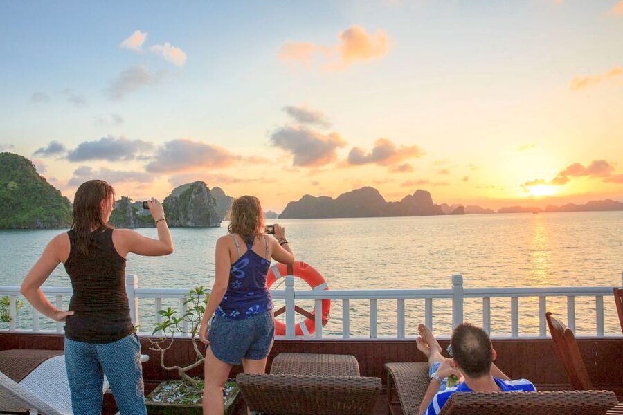 2-Day Royal Palace Ha Long Bay & Ti Top Island Cruise - Kayaking at water level