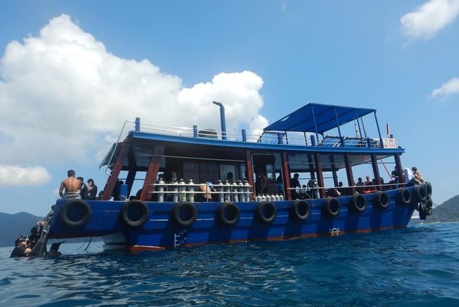 2 Fun Dives for certified Divers - Getting ready with equipment and a small group