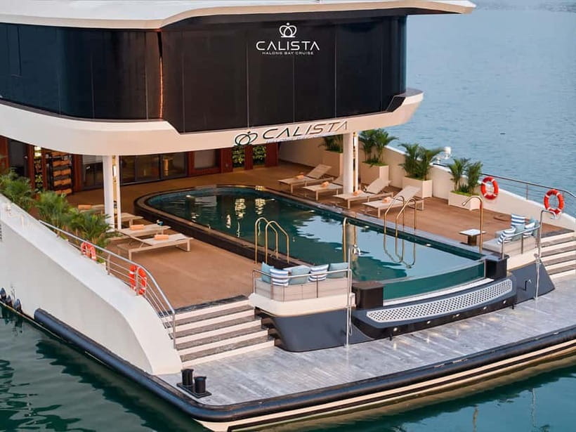2D1N Halong Bay 6-Star Cruise: Fine Dining, Cave & Kayaking - Lunch while the boat moves through Halong Bay