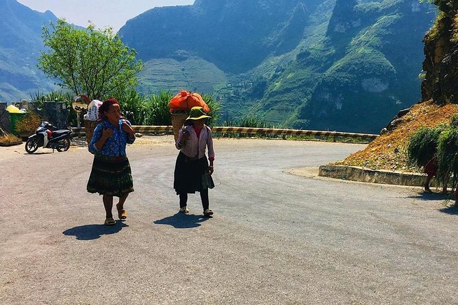 3D2N PRIVATE CAR TOUR + ENGLISH SPEAKING DRIVER (Private rooms) - Dong Van market and the road to Ma Pi Leng