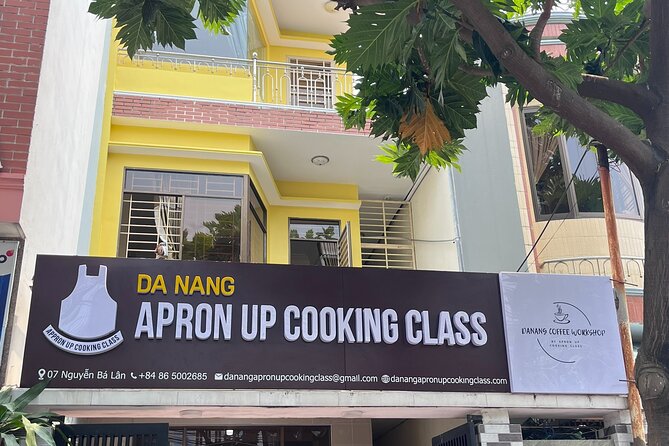 5 traditional dishes Da Nang cooking class with market trip - How the teaching works in a mixed group