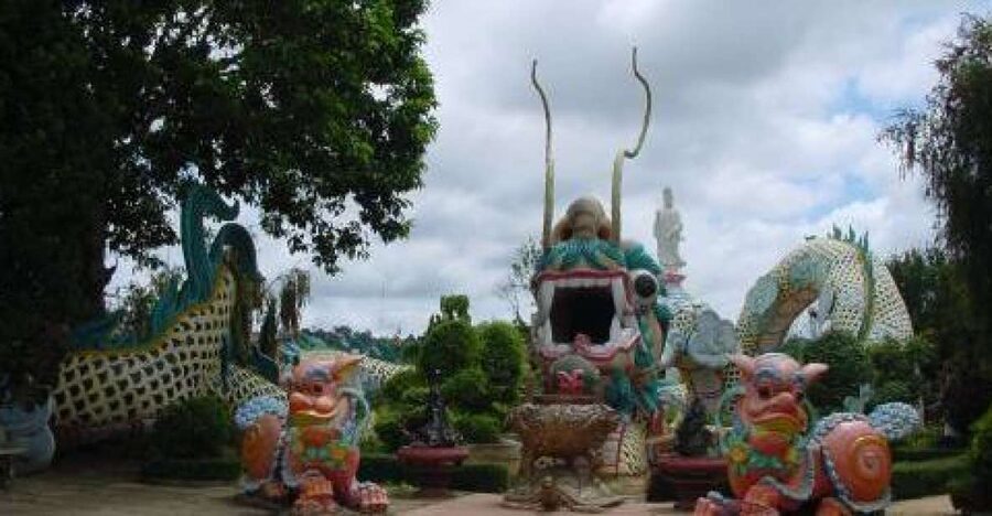 7-hour Datanla waterfall, Clay Tunnel and Holy See temple - Clay Tunnel: a playful start with giant sculptures