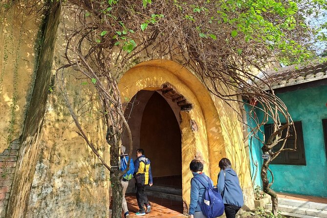 Ba Na Hills & Golden Bridge: Private Return Transfer from Da Nang - Walking the famous Golden Bridge