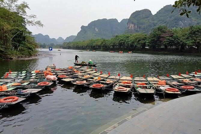Bai Dinh, Trang An and Mua Cave Day Trip from Hanoi - Trang An by sampan through the limestone country