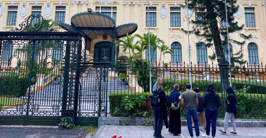 Coffee, History, and Architecture of the French Quarter - Walking through French Quarter streets