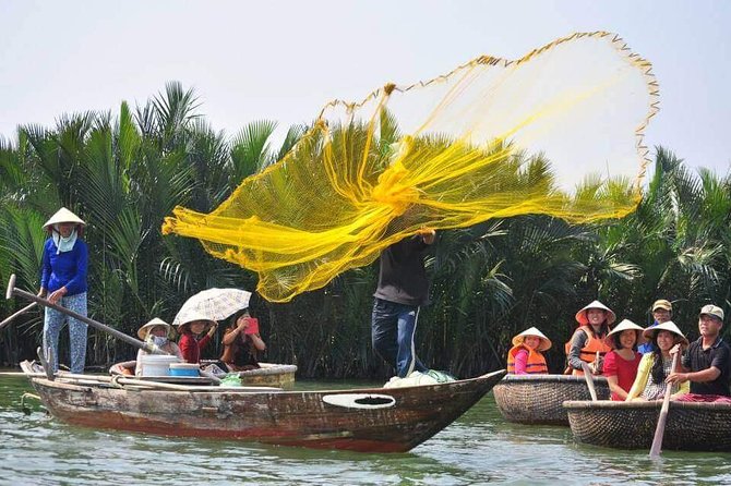 Cooking Class Hoi An:Local Market, Basket Boat, Fishing & Cooking - Trying net fishing and catching purple crabs
