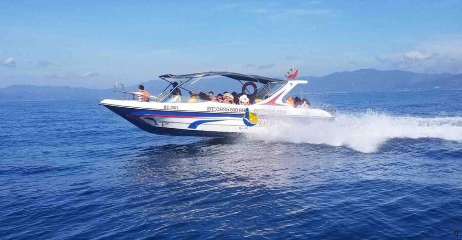 Da Nang/Hoi An: Cham Island Speedboat Tour with Snorkeling - The 20-minute speedboat crossing