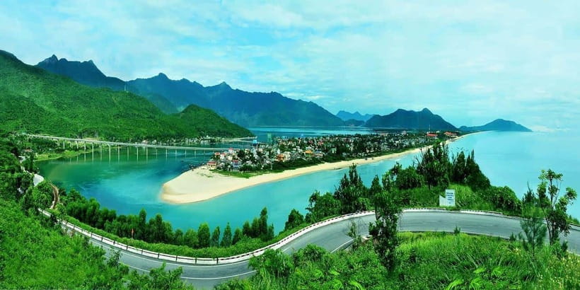 Da Nang: Hue Imperial Day Trip, Hai Van Pass Train, & Lunch - Thien Mu Pagoda beside the Perfume River