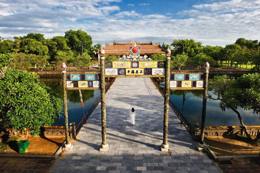 Da Nang: Imperial City of Hue Day Trip with Lunch and Ticket - How the guide affects the experience