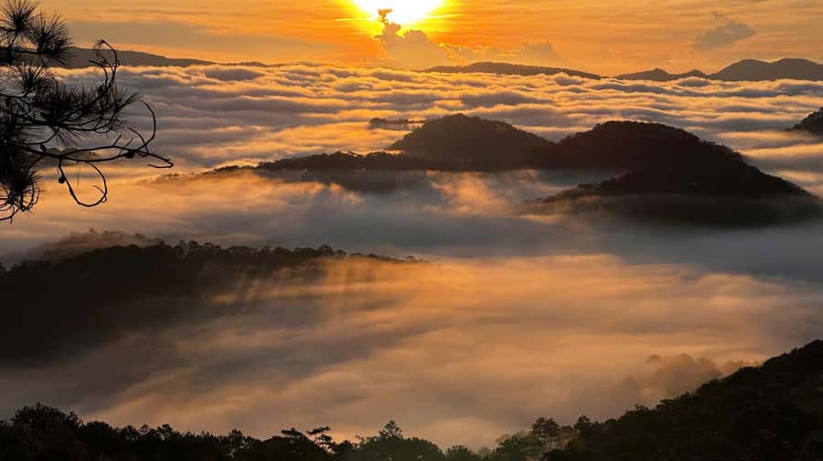 Dalat: Sunrise Trekking and Cloud Hunting experience - Sunrise over Tuyen Lam Lake