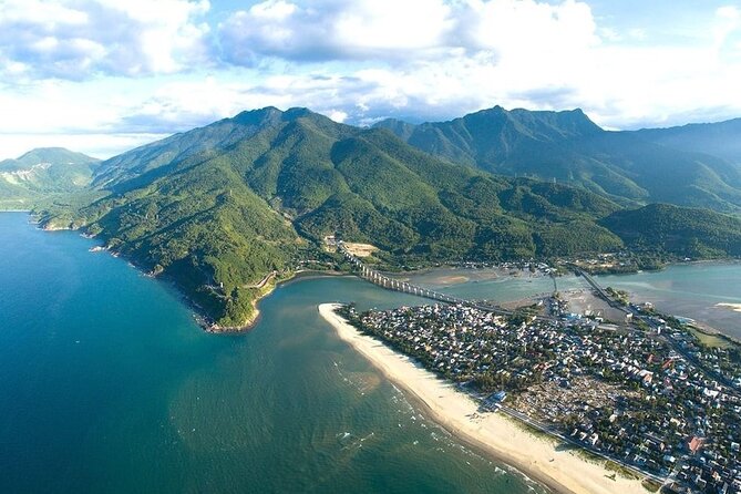 Deluxe Transfer Hue to Hoi An by Amazing way - What the guides add to the day