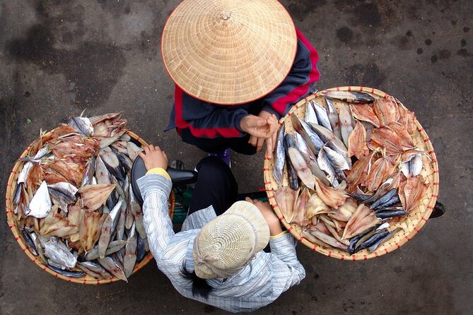 Eat Like a Local: Hanoi Street Food Adventure - Starting among the stalls at Dong Xuan Market