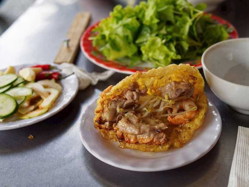 Eat like a local with a local - Walking Tour - From local restaurants to street-side stalls