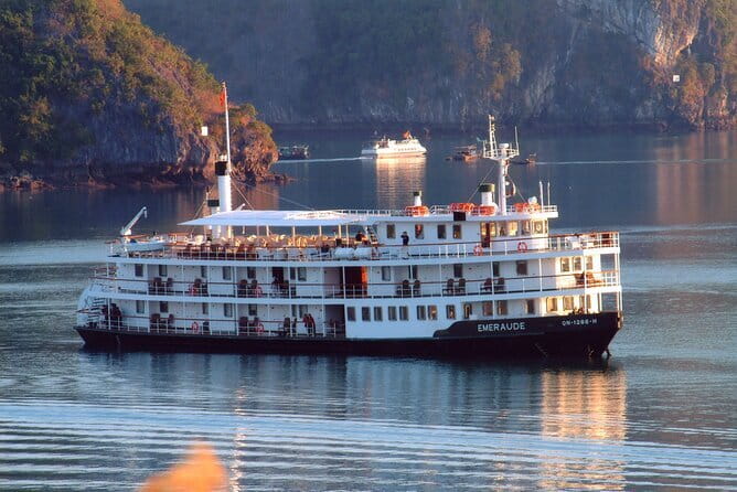 Emeraude Cruise 2 days 1 night Ha Long Bay Tour - Key details before you book