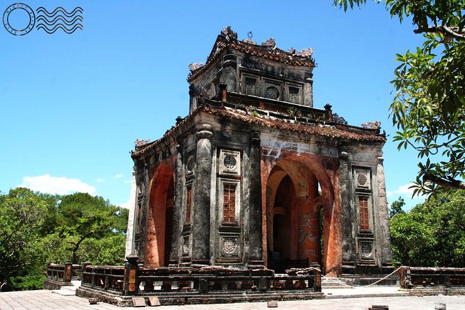 Explore 3 Royal Tombs with Informative English-Speaking Driver - What the English-speaking driver can and cannot do
