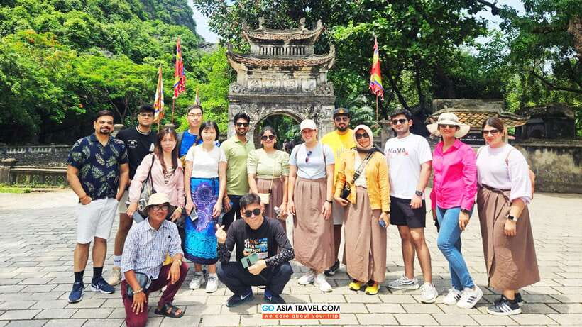 From Hanoi: 1-Day Ninh Binh Highlights Tour with Lunch - Mua Cave and the climb to Ngoa Long Mountain