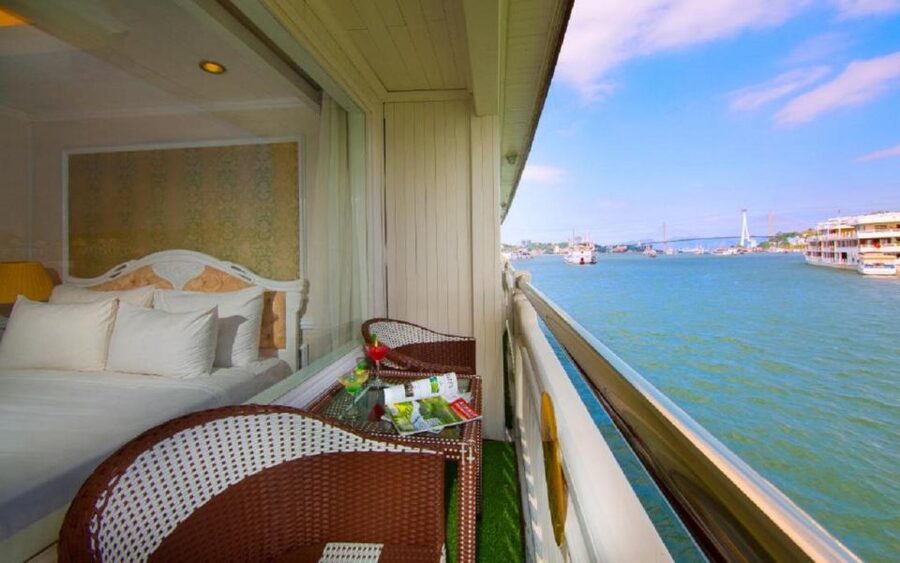 From Hanoi: 2-Day Bai Tu Long Bay Luxury Cruise with Jacuzzi - Day two: Tai Chi and Thien Canh Son Cave