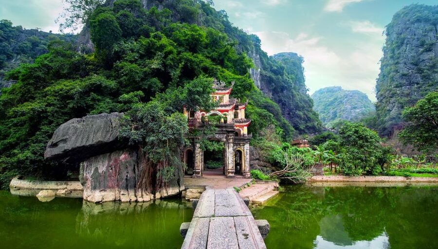 From Hanoi: 2-Day Ninh Binh Tour with Accommodation & Meals - A three-generation home and Van Lam market