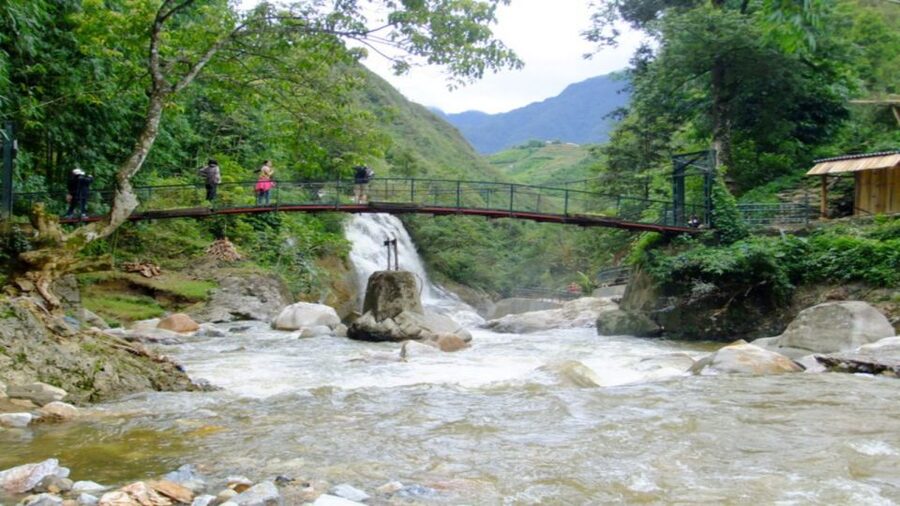 From Hanoi: 2-Day Overnight Sapa Tour by Limousine - The 9-kilometer route through Muong Hoa Valley