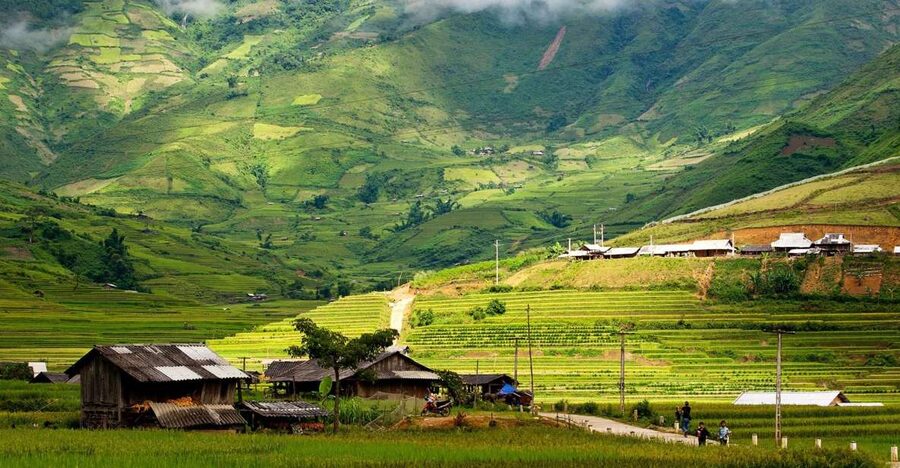 From Hanoi: 2-Day Sapa Trekking Trip with Homestay & Meals - Meeting the H’Mong community on the trail