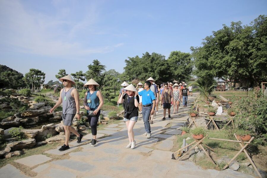 From Hanoi: Bai Dinh, Trang An, and Mua Cave Full-Day Tour - Vietnamese lunch between the main sights