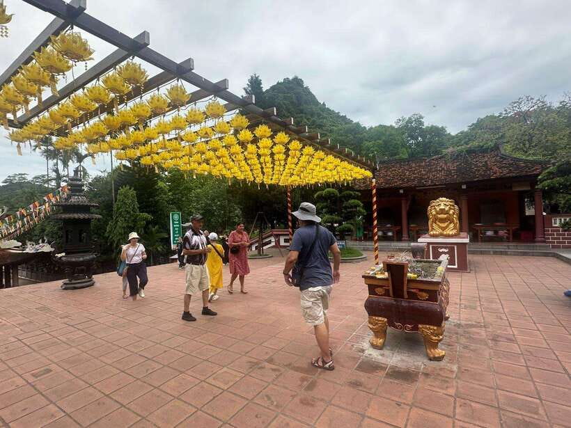 From Hanoi: Full-Day Perfume Pagoda Group Tour with Lunch - Riding the bamboo boat on the Yen Stream