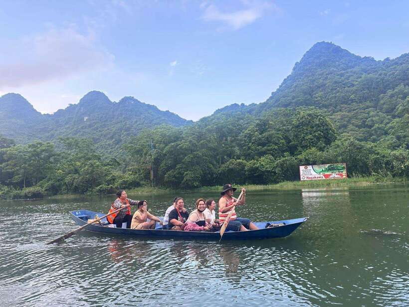From Hanoi: Full-Day Perfume Pagoda Group Tour with Lunch - Reaching Huong Tich Cave by foot or cable car