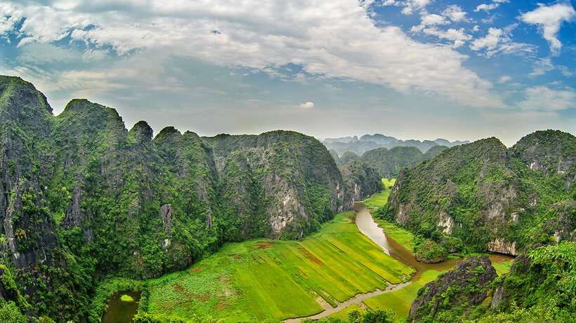 From Hanoi: Hoa Lu/Bai Dinh-Tam Coc/Trang An-Mua Cave Tours - Buffet lunch with 20-plus dishes