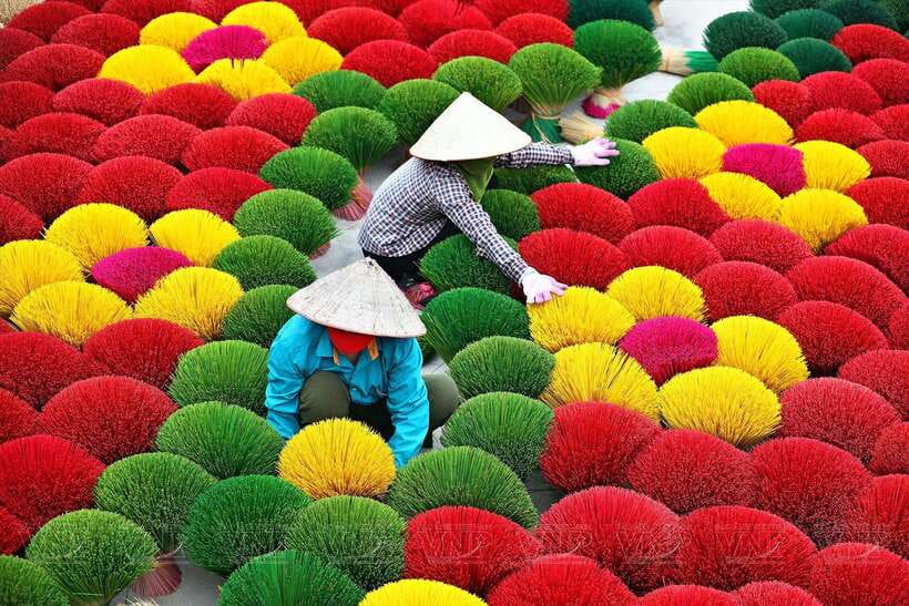 From Hanoi: Incense Village & Train Street Small Group Tour - What the colorful displays tell you