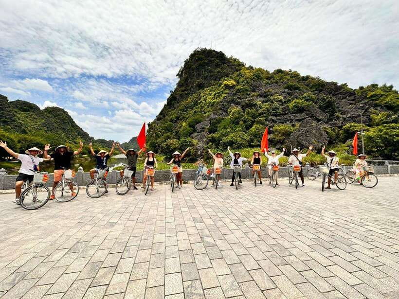 From Hanoi: Ninh Binh, Hoa Lu, Tam Coc, & Mua Cave Day-Trip - The early pickup and the road to Ninh Binh