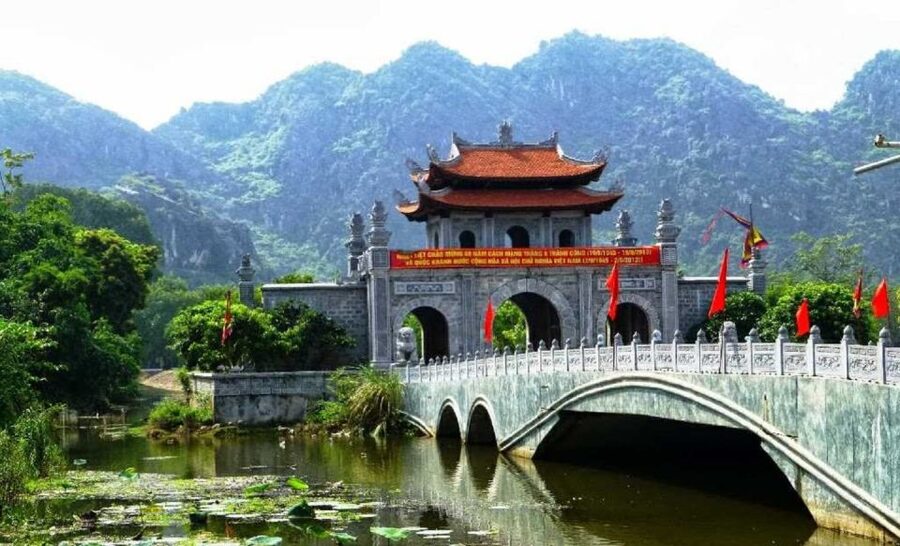 From Hanoi: Tam Coc Boat Trip and Hoa Lu & Mua Cave Tour - Who should book this tour?
