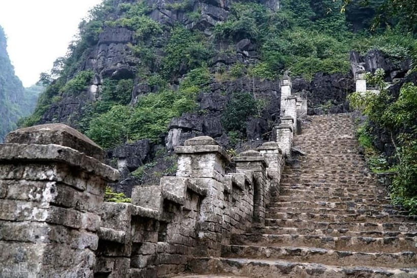 From Hanoi: Tam Coc Boat Trip and Hoa Lu & Mua Cave Tour - Mua Cave and the 500 steps to the summit