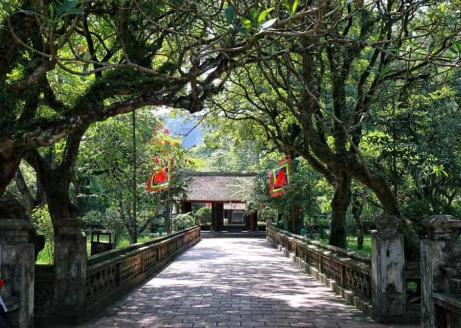 From Hanoi: Trang An eco-tourism - Hoa Lu ancient & Mua Cave - Who will get the most from this tour
