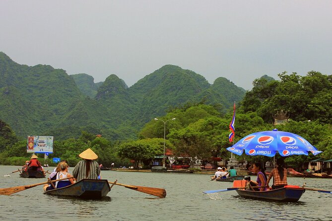 Full Day Tour to Perfume Pagoda with Traditional Boat Ride - The sampan ride on Yen Stream