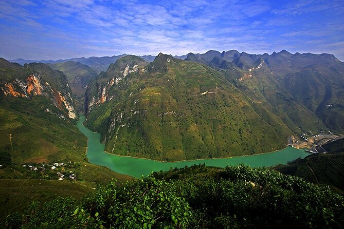 Ha Giang Loop 3 days and 2 nights Motorbike Tour with Easy rider - Day one: Heaven’s Gate, Lung Khuy Cave, and the Lonely Tree