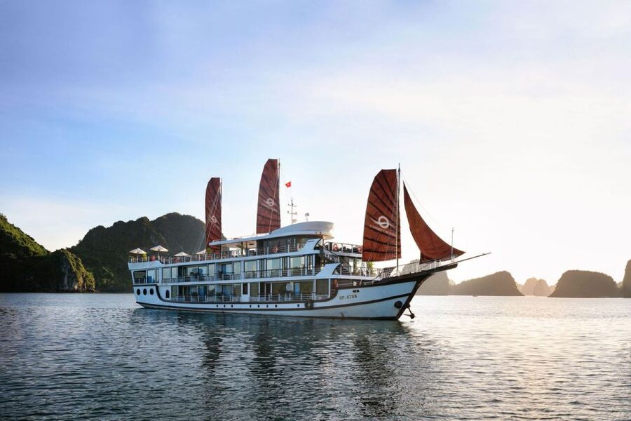 Ha Long & Lan Ha Bays: 2-Day Cruise with Meals & Kayaking - Lunch while sailing toward Lan Ha Bay
