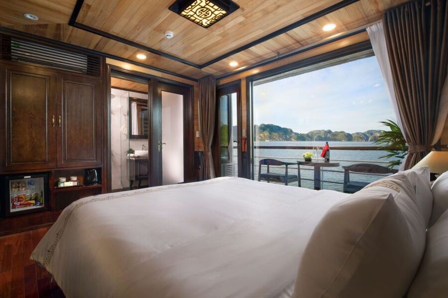 Ha Long & Lan Ha Bays: 2-Day Cruise with Meals & Kayaking - Bright Cave and the traditional rowing boat