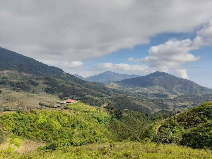 Half Day Sapa Trekking to Visit Lao Chai - Ta Van - The 8:10 pickup and the road into the valley