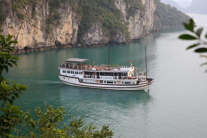Halong Bay 2D1N BEST CRUISES All-Inclusive: Transfer, Meals, Kayak, Cave, Island - Group size and the tone of the cruise