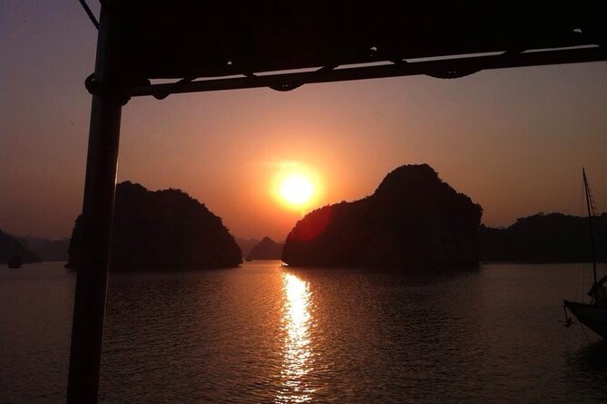 Halong Bay Cruise With Cave, Kayaking, Swimming - Buffet Lunch - A Vietnamese buffet lunch on the boat