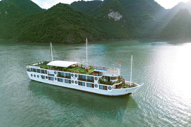 HALONG BAY LUXURY IRIS CRUISE DAY TRIP-BEST SELLER: Kayak, Music - Sung Sot Grotto and its unusual formations