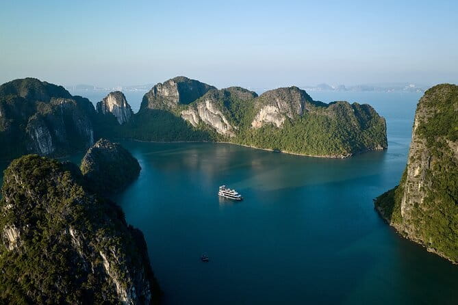 HALONG BAY LUXURY IRIS CRUISE DAY TRIP-BEST SELLER: Kayak, Music - The early ride from Hanoi to Bai Chay