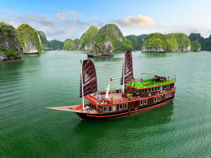 Hanoi: 2-Day Ha Long and Lan Ha Bay Cruise with Kayaking - Kayaking and swimming at Three Peaches Islet