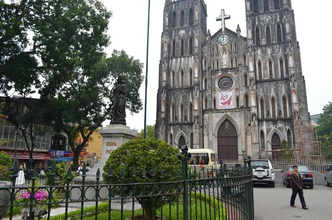 Hanoi: 7 Tasting Street Food Walking Tour and Train Street - Key points at a glance