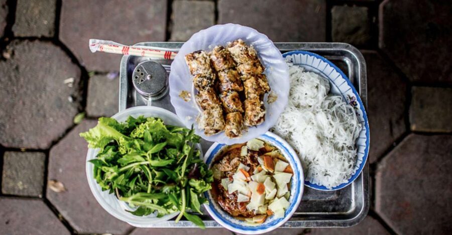 Hanoi: 7 Tastings Street Food Tour with Train Street - Banh cuon begins the food lesson