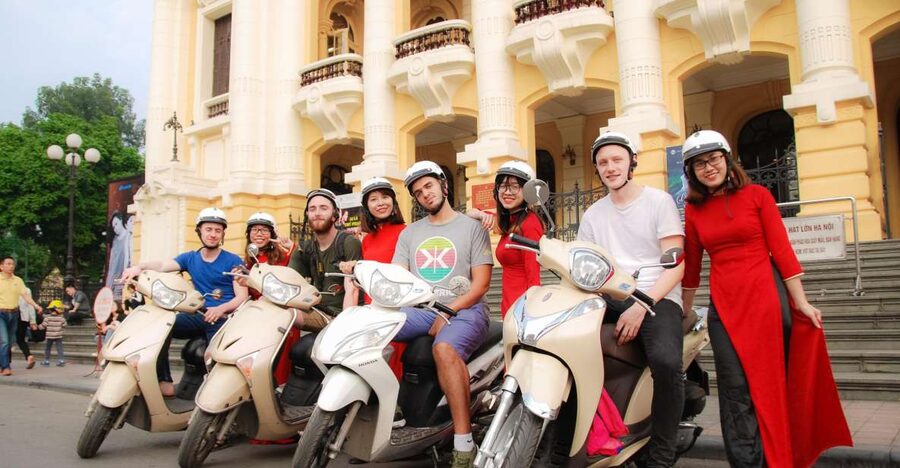 Hanoi: City Sightseeing Motorbike Tour - West Lake and Tran Quoc Pagoda