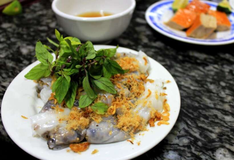 Hanoi: Eat Like a Local Small Group Street Food Tour - What makes the guide important