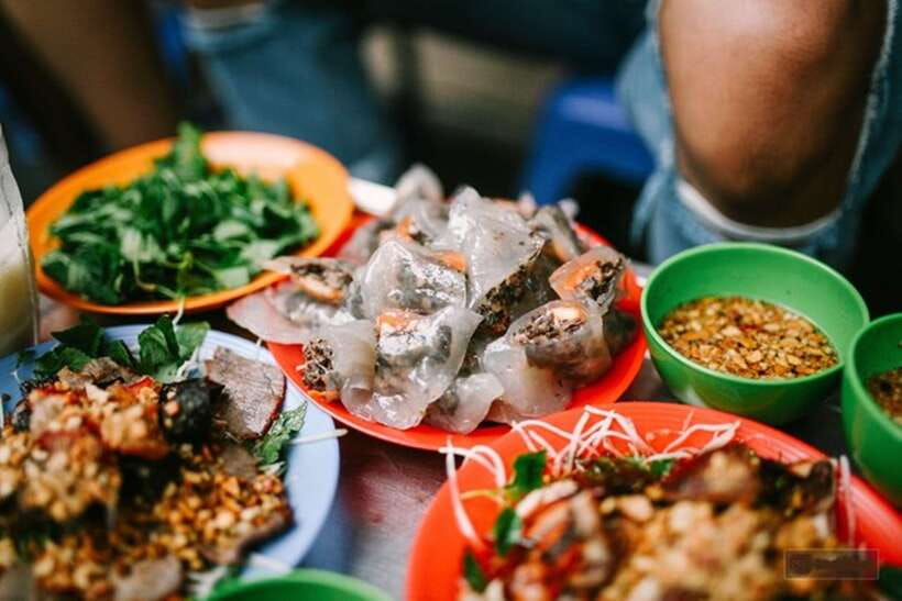 Hanoi: Eat Like a Local Small Group Street Food Tour - Walking the Old Quarter between bites
